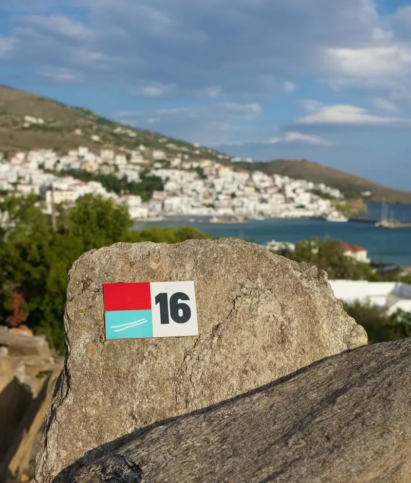 Μονοπάτι πεζοπορίας στην Άνδρο με θέα το Μπατσί