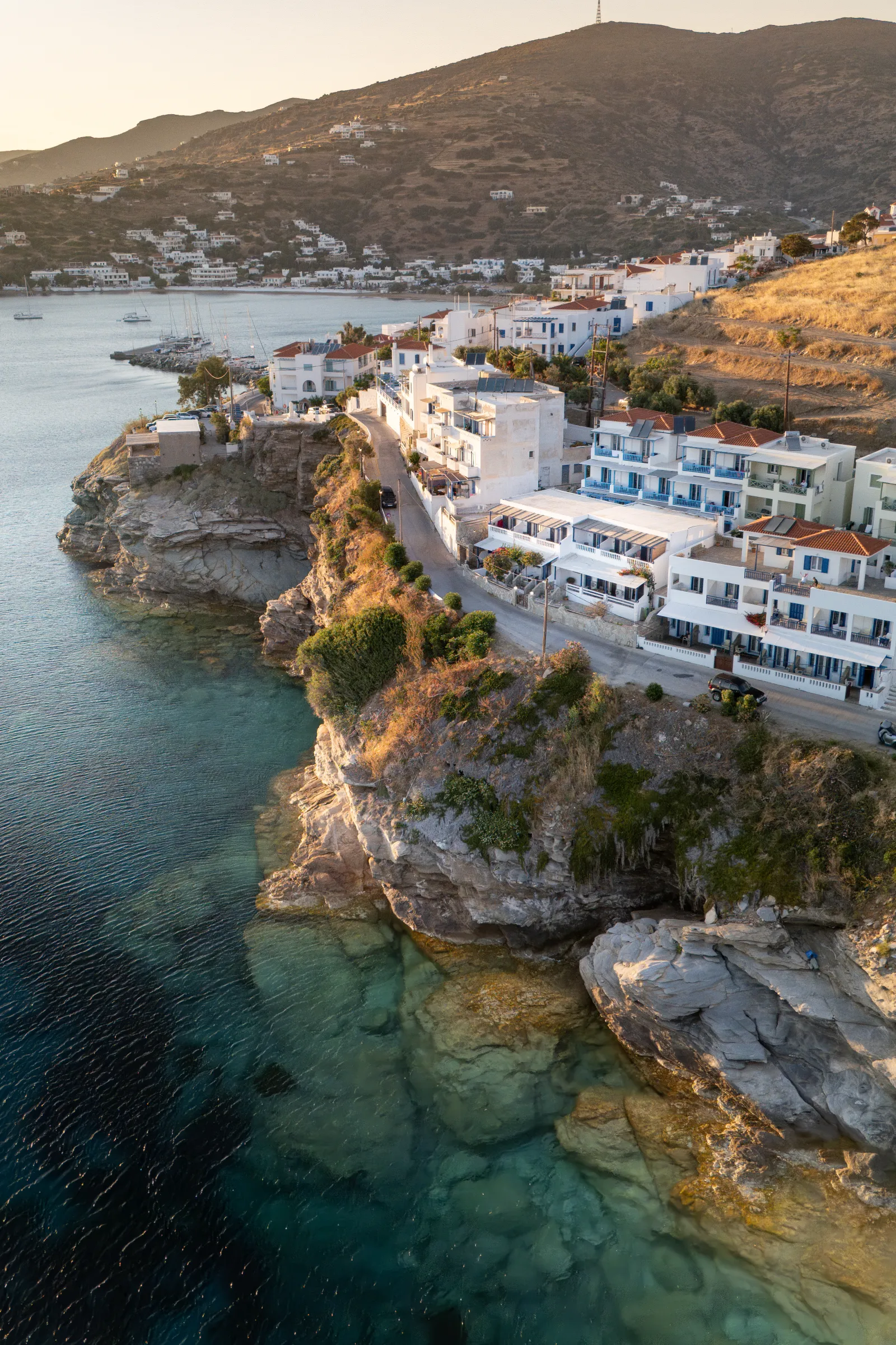 Πανοραμική θέα του Μπατσί στην Άνδρο με θέα στο Αιγαίο