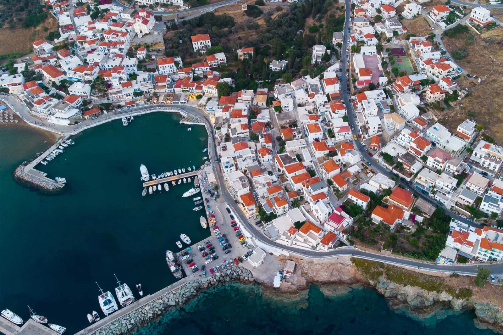 Αεροφωτογραφία του Μπατσί στην Άνδρο, λιμάνι και οικισμός