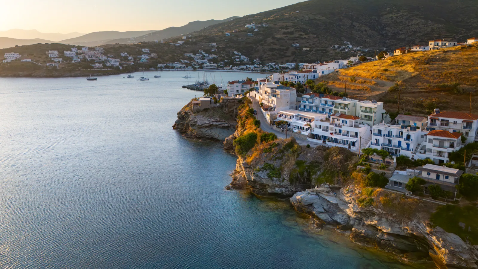 Αεροφωτογραφία του Μπατσί στην Άνδρο στο φως του ηλιοβασιλέματος